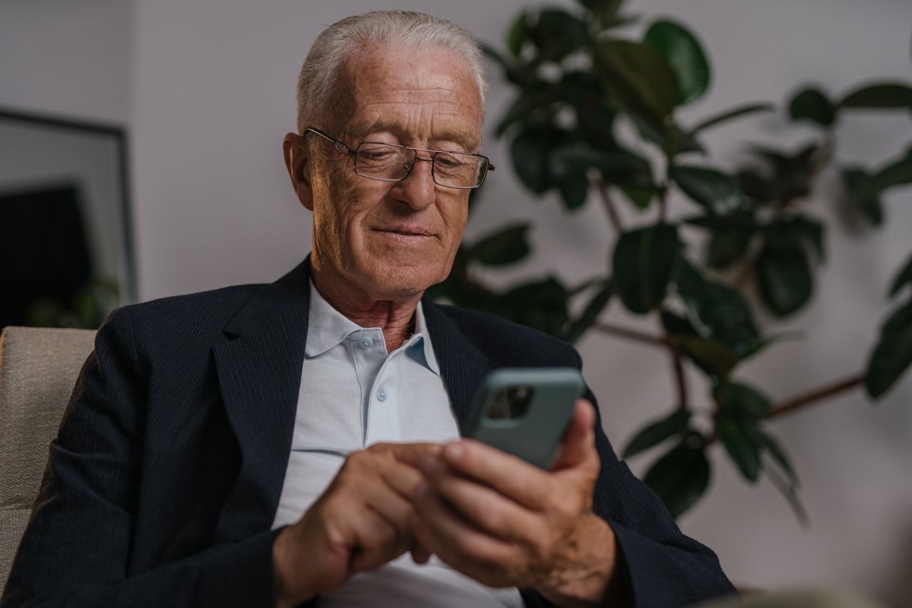Senior consultant Klaro sur son téléphone